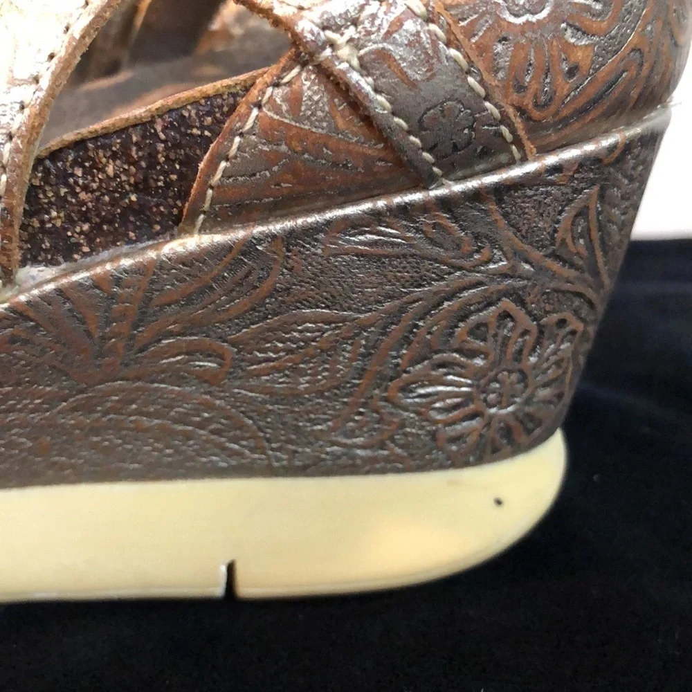 OTBT Nomadic Gladiator Metallic Bronze Tooled Leather Wedge Sandals Size 9